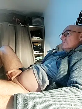 Snapshot of bogland33 chatting on February 10, 2026, 11:26 pm bogland33 online show from February 10, 2026, 11:26 pm