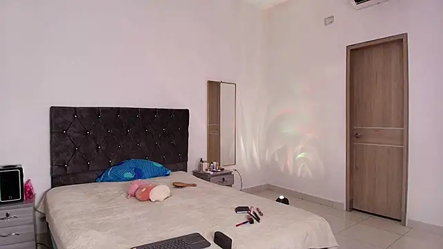 Snapshot of AuroraFiore chatting on October 4, 2025, 2:35 am AuroraFiore online show from October 4, 2025, 2:35 am