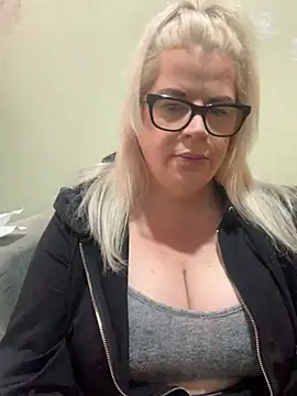 Snapshot of curvy-Ruby-Uk chatting on February 10, 2025, 3:10 pm curvy-Ruby-Uk online show from February 10, 2025, 3:10 pm