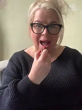 Snapshot of curvy-Ruby-Uk chatting on February 15, 2025, 2:00 pm curvy-Ruby-Uk online show from February 15, 2025, 2:00 pm