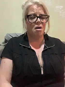 Snapshot of curvy-Ruby-Uk chatting on February 28, 2025, 9:33 pm curvy-Ruby-Uk online show from February 28, 2025, 9:33 pm