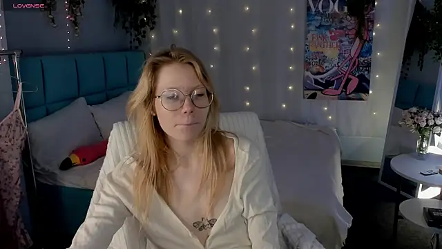 Esme Runn online show from July 6, 2026, 3:02 am