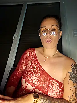 lindsay 33off online show from October 6, 2025, 8:42 pm