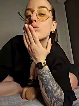 lindsay 33off online show from March 18, 2025, 10:37 pm