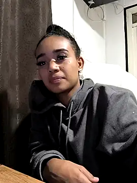 evafoxs online show from October 24, 2025, 6:01 am