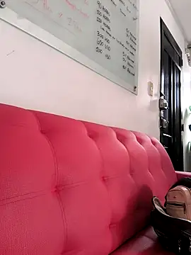 evafoxs online show from September 18, 2025, 2:09 pm