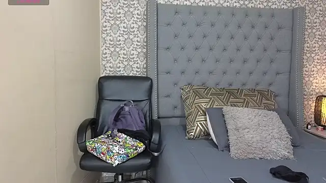 evafoxs online show from March 20, 2025, 3:04 pm