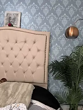 evafoxs online show from September 22, 2025, 8:48 pm