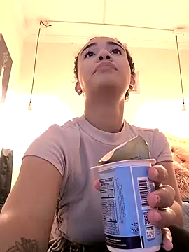 evafoxs online show from November 3, 2025, 1:37 pm