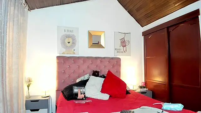 CelessteRedds online show from April 14, 2026, 11:37 am