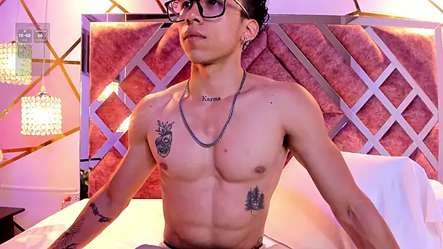 AkazaBoy  online show from September 14, 2025, 4:35 am