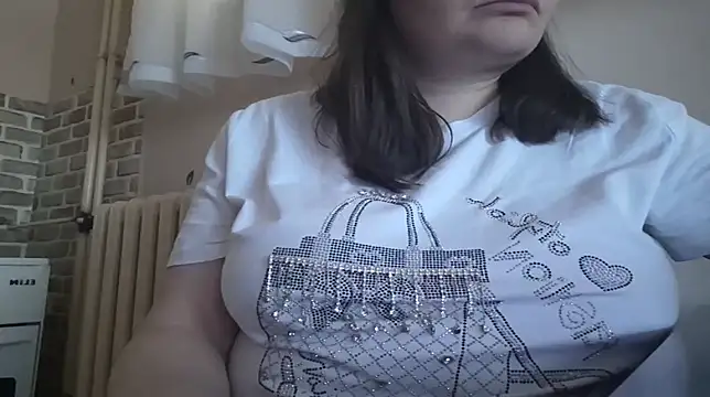 Snapshot of AalinnaK chatting on March 6, 2025, 2:40 pm AalinnaK online show from March 6, 2025, 2:40 pm