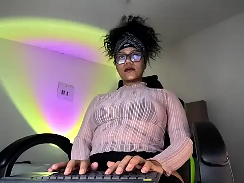 Snapshot of Ale_xandra chatting on October 25, 2025, 3:38 am Ale xandra online show from October 25, 2025, 3:38 am