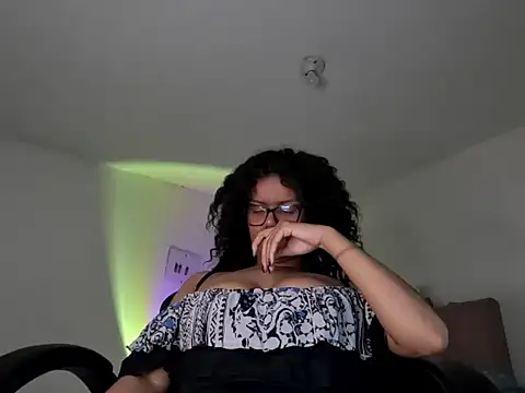 Snapshot of Ale_xandra chatting on October 19, 2025, 12:35 am Ale xandra online show from October 19, 2025, 12:35 am