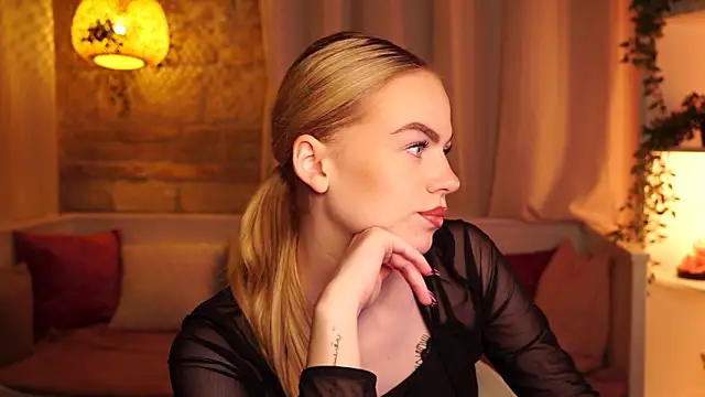 Snapshot of sn0w_barbie chatting on September 26, 2025, 8:43 am sn0w barbie online show from September 26, 2025, 8:43 am