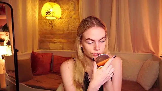 Snapshot of sn0w_barbie chatting on October 7, 2025, 9:21 am sn0w barbie online show from October 7, 2025, 9:21 am