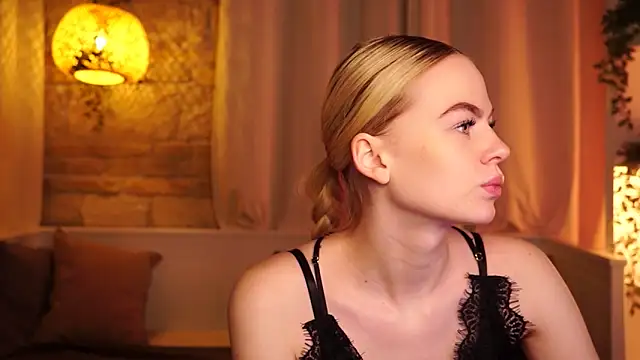 Snapshot of sn0w_barbie chatting on November 12, 2025, 9:35 am sn0w barbie online show from November 12, 2025, 9:35 am