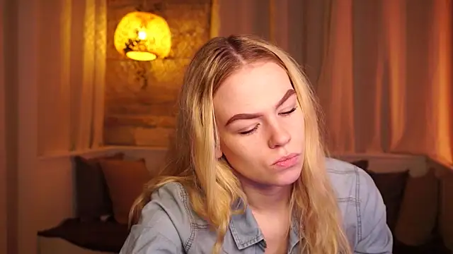 Snapshot of sn0w_barbie chatting on November 19, 2025, 9:31 am sn0w barbie online show from November 19, 2025, 9:31 am