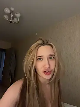 Snapshot of Holly_Molii chatting on June 1, 2026, 4:45 am Holly Molii online show from June 1, 2026, 4:45 am