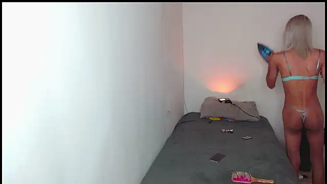 ChristinaSaphier online show from October 16, 2025, 9:01 pm