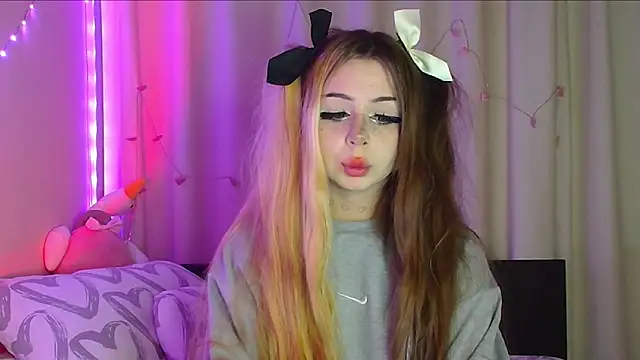 suemeow online show from March 14, 2025, 4:43 am