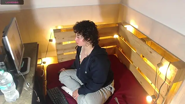 Bitsy Messy online show from December 18, 2025, 3:55 am