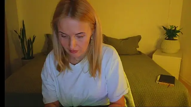 Snapshot of AlisssaRose chatting on March 18, 2025, 8:26 pm AlisssaRose online show from March 18, 2025, 8:26 pm