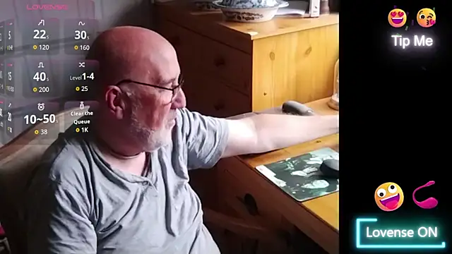 Snapshot of Adamdaddybear chatting on September 10, 2025, 8:13 am Adamdaddybear online show from September 10, 2025, 8:13 am