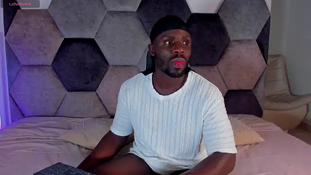 Latrellx7 online show from April 19, 2026, 3:40 am