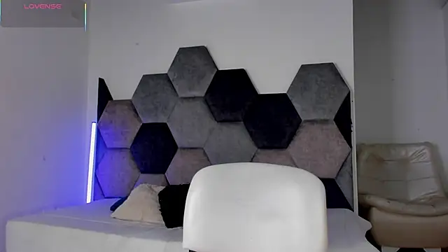 Latrellx7 online show from April 15, 2026, 4:07 am