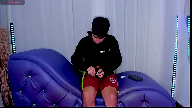 Yourslust  online show from November 22, 2025, 1:21 pm