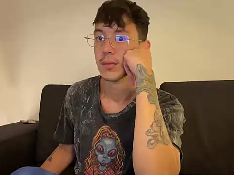 Snapshot of TheLeinad_Live chatting on October 17, 2025, 4:05 am TheLeinad Live online show from October 17, 2025, 4:05 am