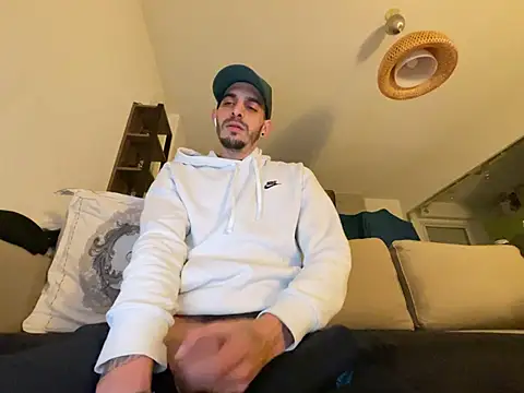 Rebeu313 online show from February 14, 2025, 11:31 pm