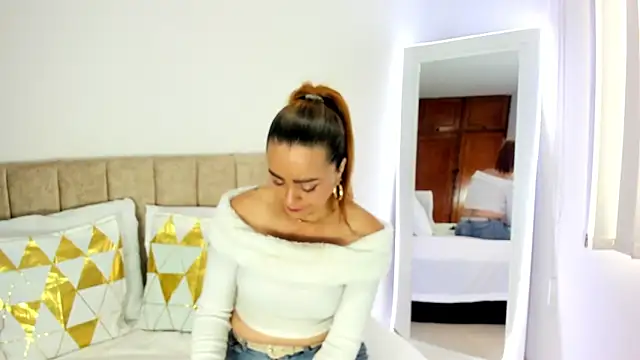 cristalwalker   online show from November 13, 2025, 12:31 pm