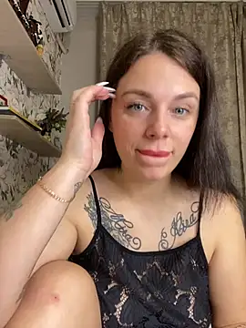 Lola Hale online show from November 28, 2025, 5:46 pm