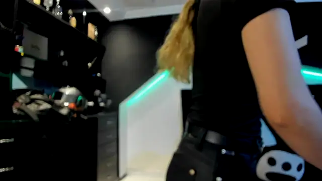 Snapshot of Coral_Gibson chatting on February 25, 2025, 12:38 pm Coral Gibson online show from February 25, 2025, 12:38 pm