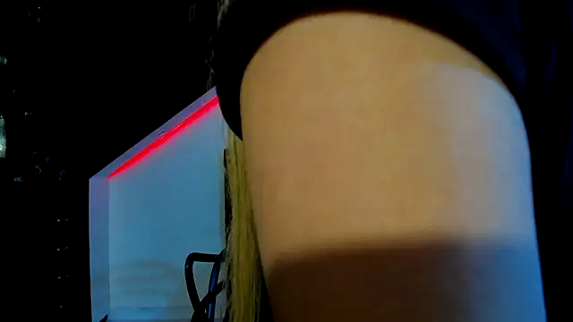 Snapshot of Coral_Gibson chatting on March 8, 2025, 1:03 pm Coral Gibson online show from March 8, 2025, 1:03 pm