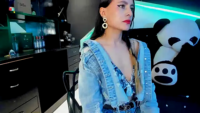 Snapshot of Coral_Gibson chatting on March 7, 2025, 6:33 pm Coral Gibson online show from March 7, 2025, 6:33 pm