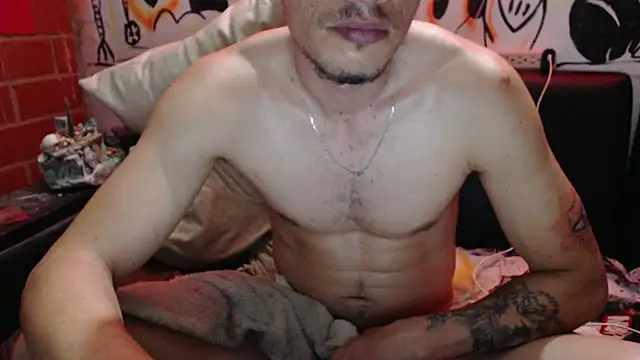 Snapshot of roystonee01 chatting on February 3, 2026, 6:22 am roystonee01 online show from February 3, 2026, 6:22 am