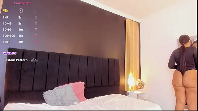 sweetsofia18 online show from November 23, 2025, 8:52 pm