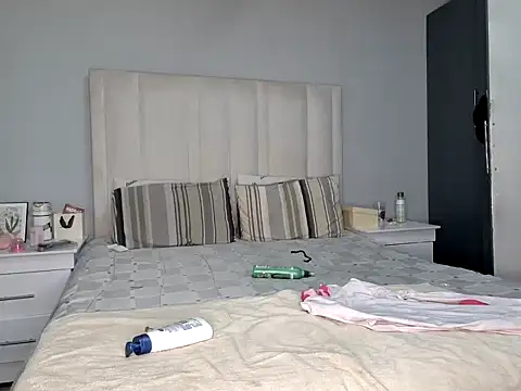 Pearl 00 online show from February 15, 2026, 2:16 pm