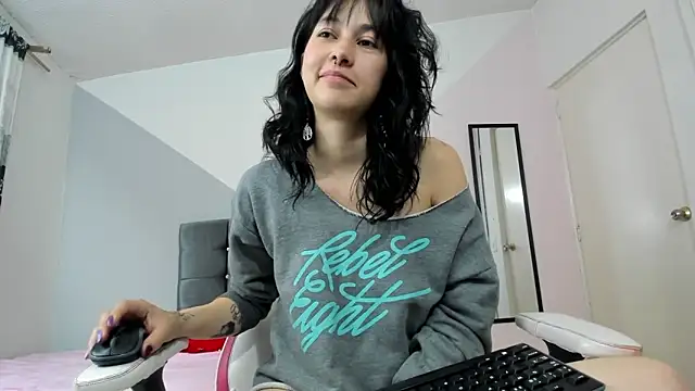 Snapshot of Camcrush__ chatting on March 12, 2025, 10:28 pm Camcrush online show from March 12, 2025, 10:28 pm