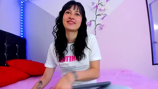 Snapshot of Camcrush__ chatting on October 8, 2025, 5:13 pm Camcrush online show from October 8, 2025, 5:13 pm