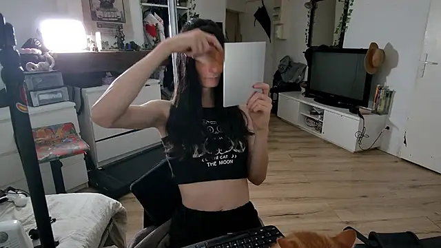 CeriseLapine online show from December 1, 2025, 9:15 pm