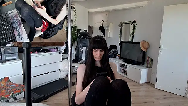 CeriseLapine online show from November 15, 2025, 12:09 pm