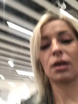 Snapshot of Diamond_Bunny_ chatting on October 22, 2025, 3:00 pm Diamond Bunny  online show from October 22, 2025, 3:00 pm