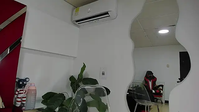 Milanxht online show from October 22, 2025, 8:41 pm