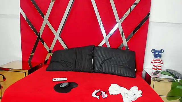 Milanxht online show from November 9, 2025, 8:24 pm