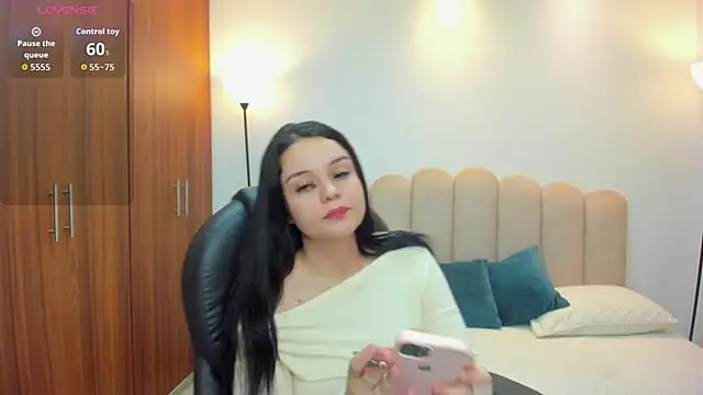 Snapshot of Bella-hadiid chatting on September 19, 2025, 11:25 am Bella-hadiid online show from September 19, 2025, 11:25 am