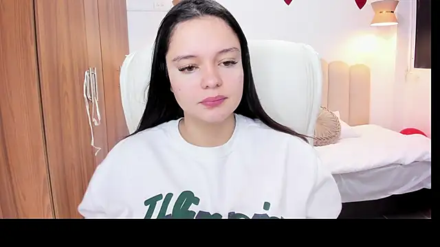 Snapshot of Bella-hadiid chatting on February 16, 2025, 11:38 am Bella-hadiid online show from February 16, 2025, 11:38 am